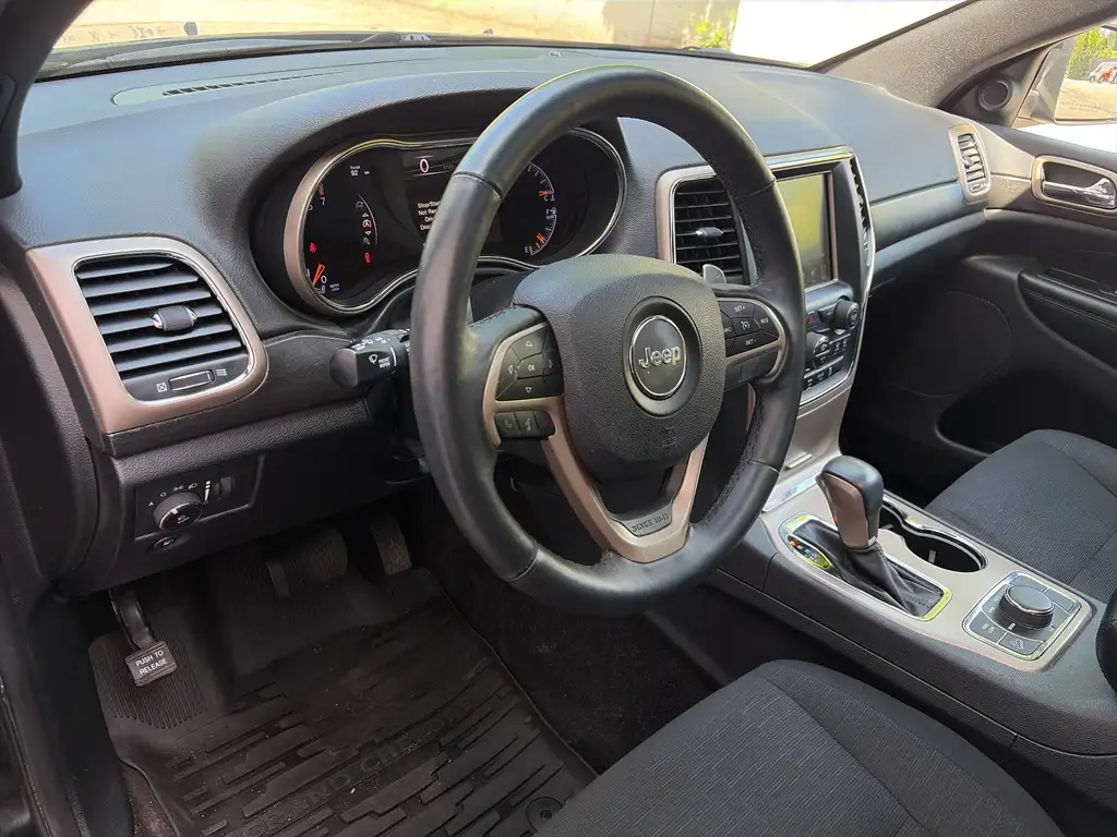 
2017 Jeep Grand Cherokee LAREDO, SUNROOF, NAV, 18″RIMS, REMOTE START full									