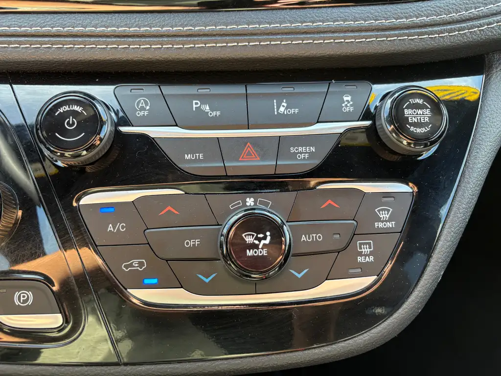 
2025 Chrysler Pacifica LEATHER POWER SLIDING DOORS POWER TAILGATE full									