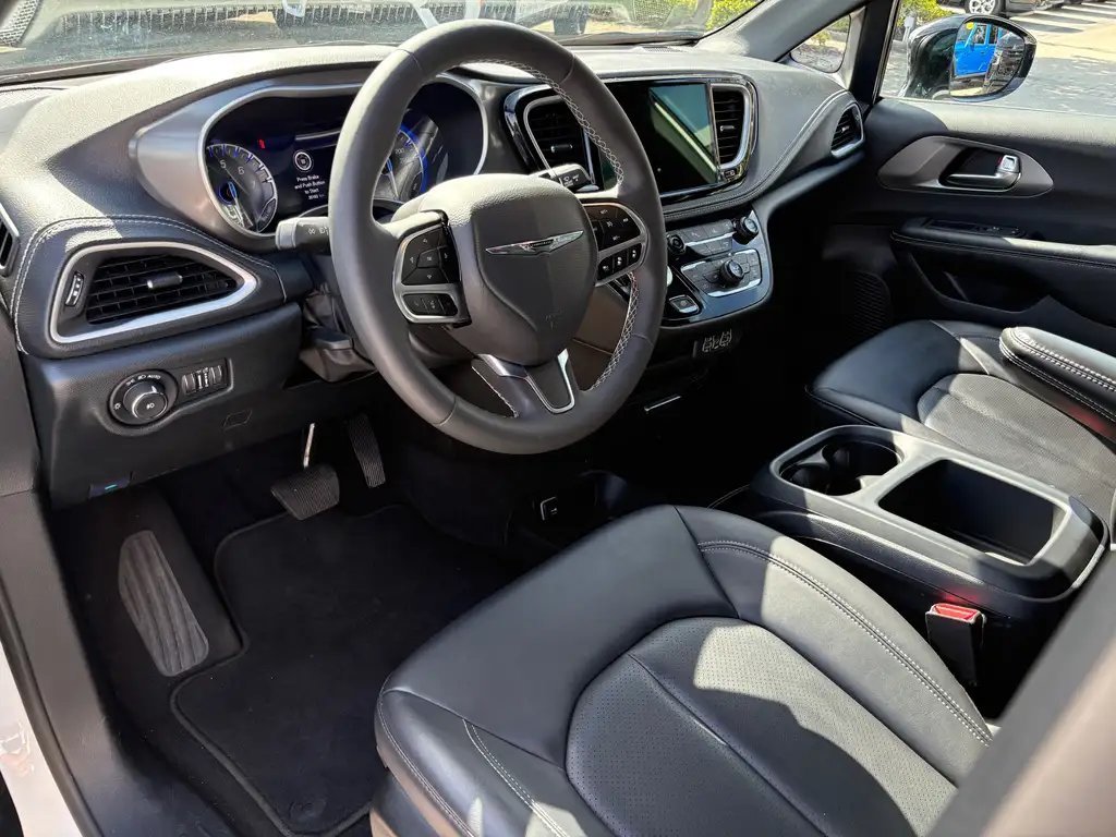 
2025 Chrysler Pacifica LEATHER POWER SLIDING DOORS POWER TAILGATE full									