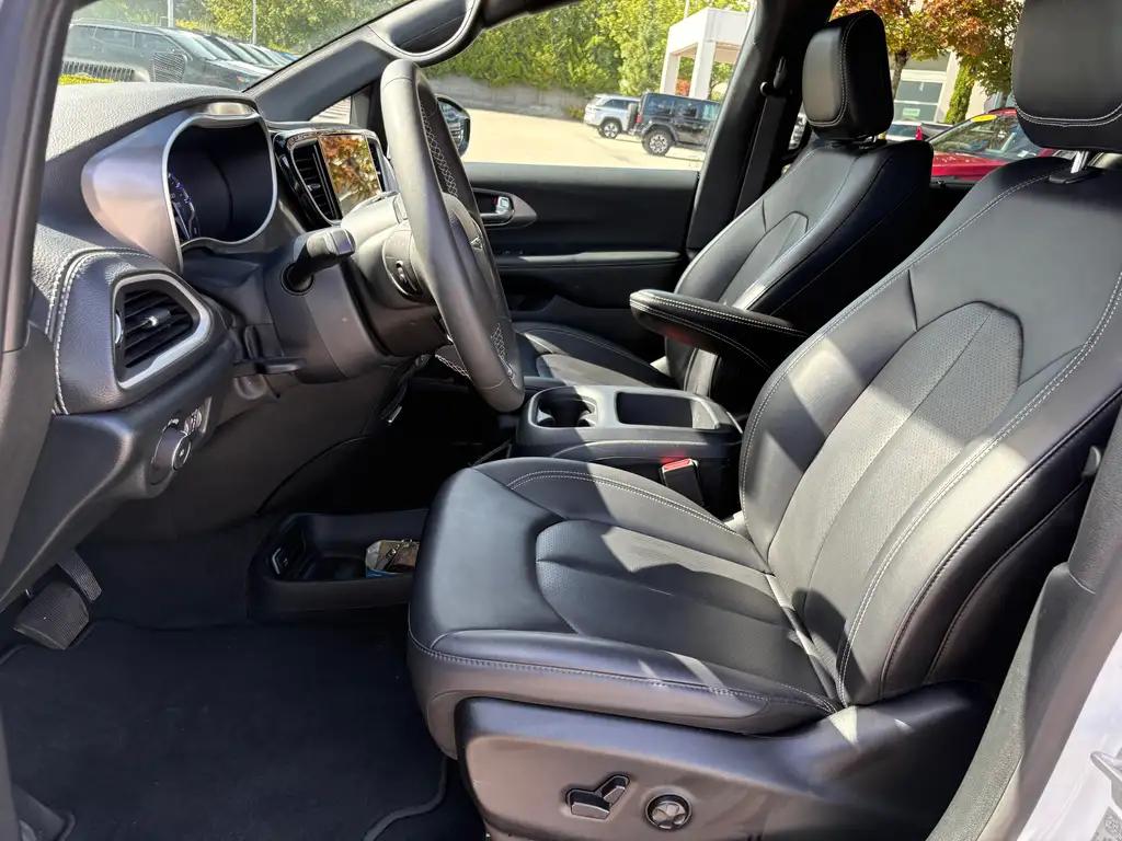 
2025 Chrysler Pacifica LEATHER POWER SLIDING DOORS POWER TAILGATE full									