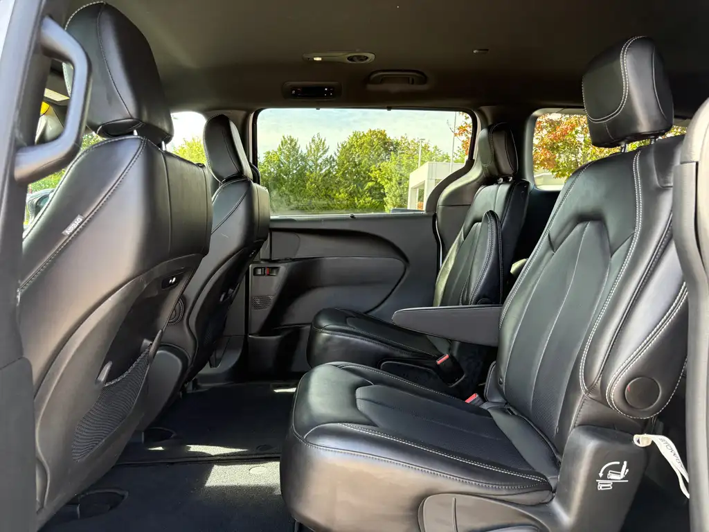 
2025 Chrysler Pacifica LEATHER POWER SLIDING DOORS POWER TAILGATE full									